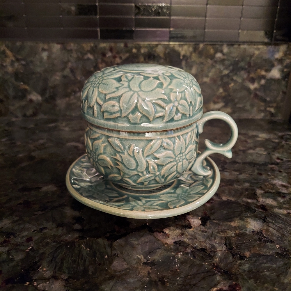 Set of 2 mugs with lid and saucer